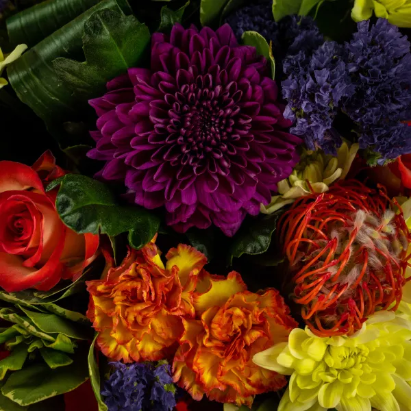 Букет из протей, хризантем микс и роз