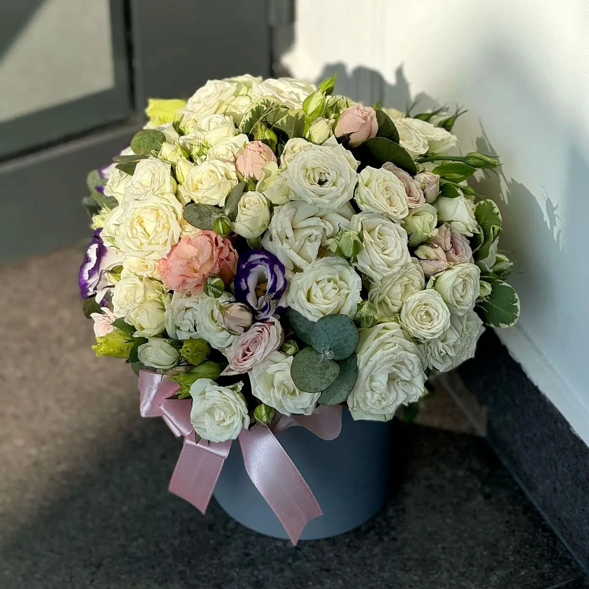 Эустомы и розы в коробке