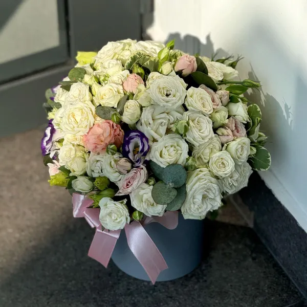 Эустомы и розы в коробке