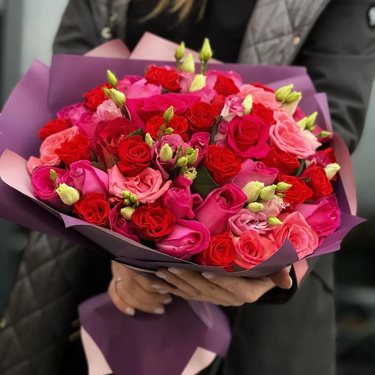 Огромный букет из роз и эустом