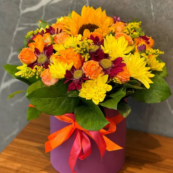 Хризантемы и розы в коробке