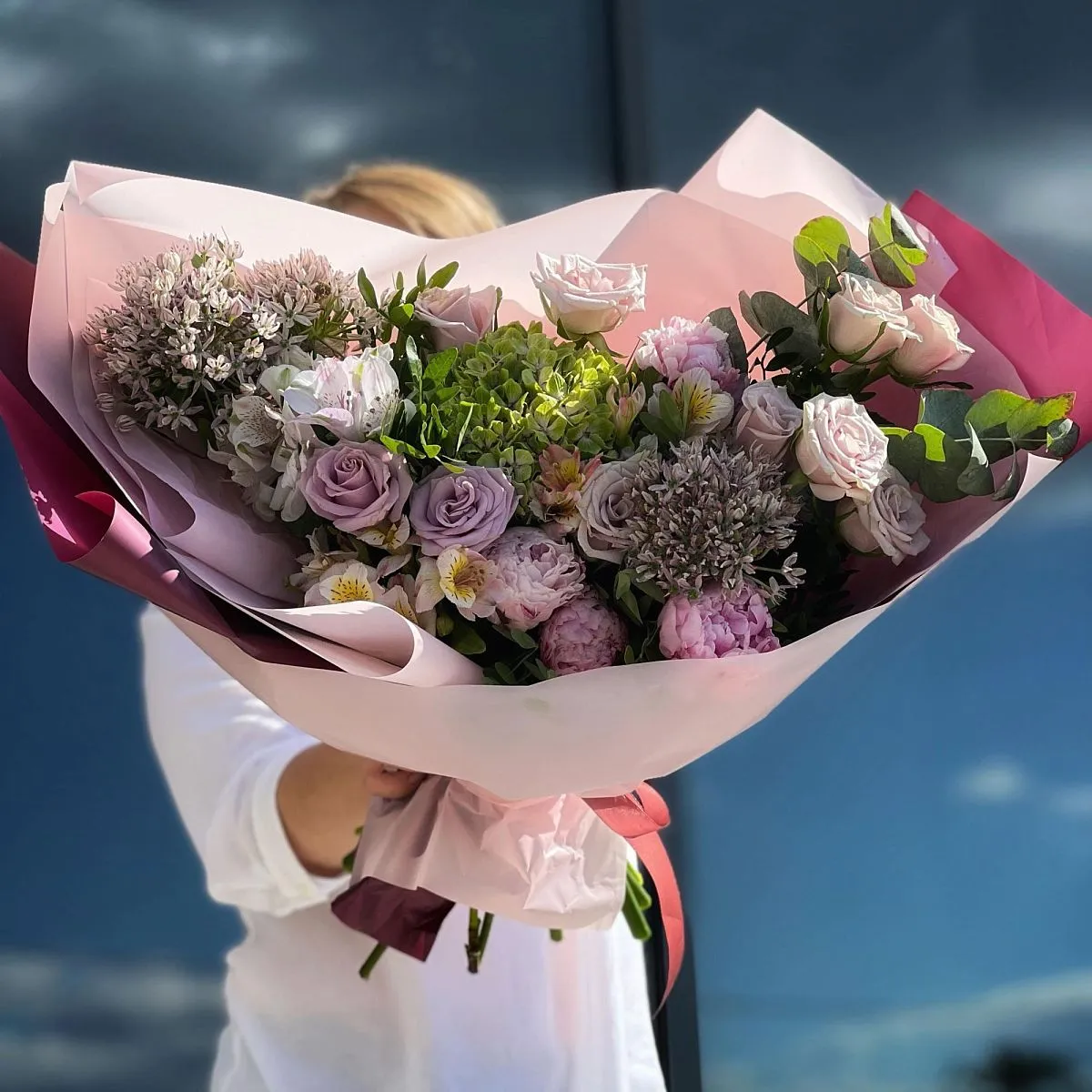 Большой букет из альстромерии, роз и аллиума