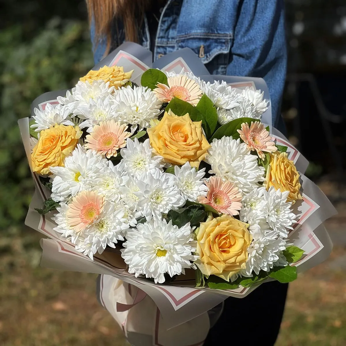 Букет из хризантем, роз и гербер