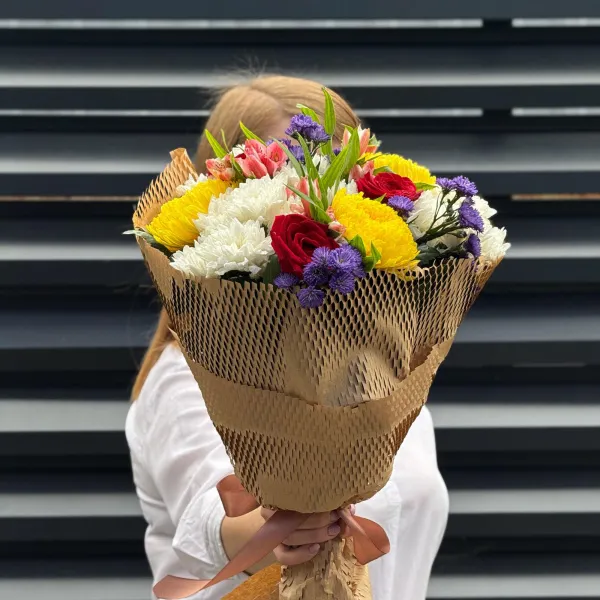 Большой букет хризантем, астер и альстромерии