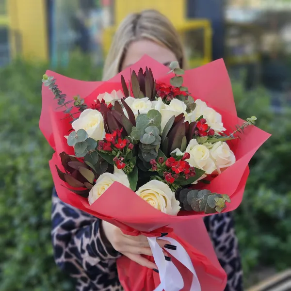 Букет из 9 белых роз и эвкалипта