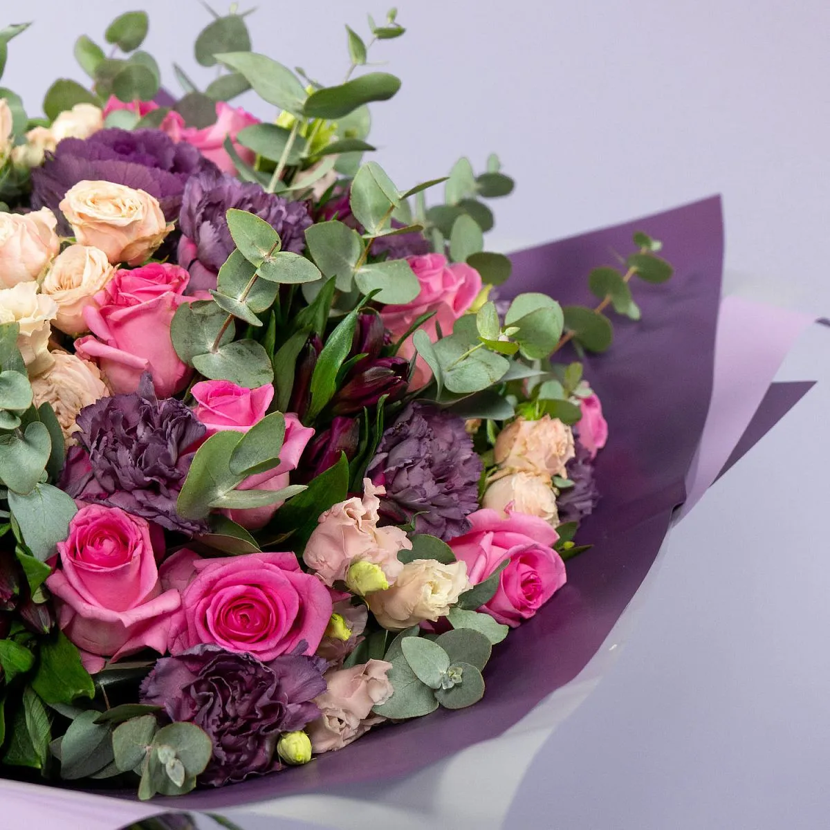 Букет из роз, гвоздик и брассики