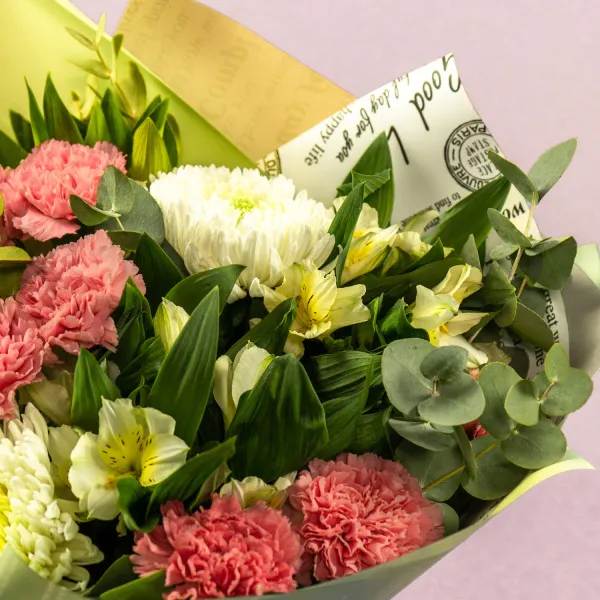 Букет из гвоздик и хризантем