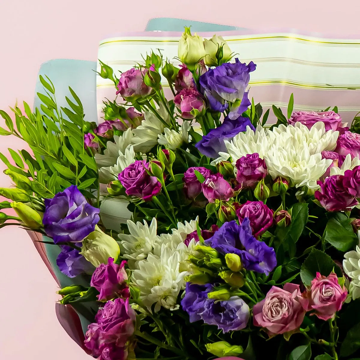 Букет из роз, эустом и лилии