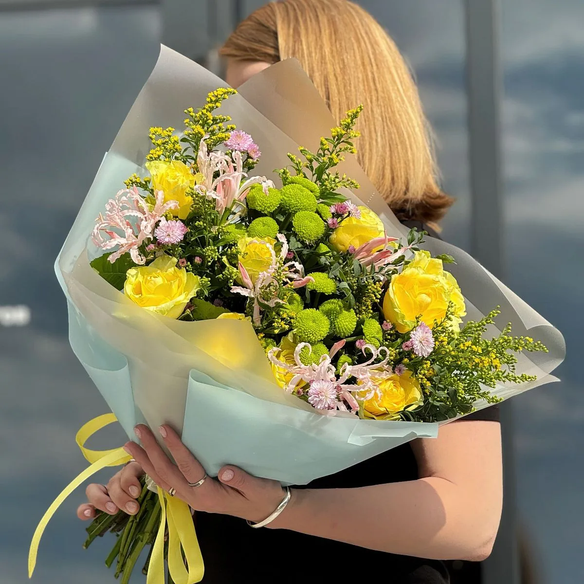 Большой букет из хризантем, солидаго и астер