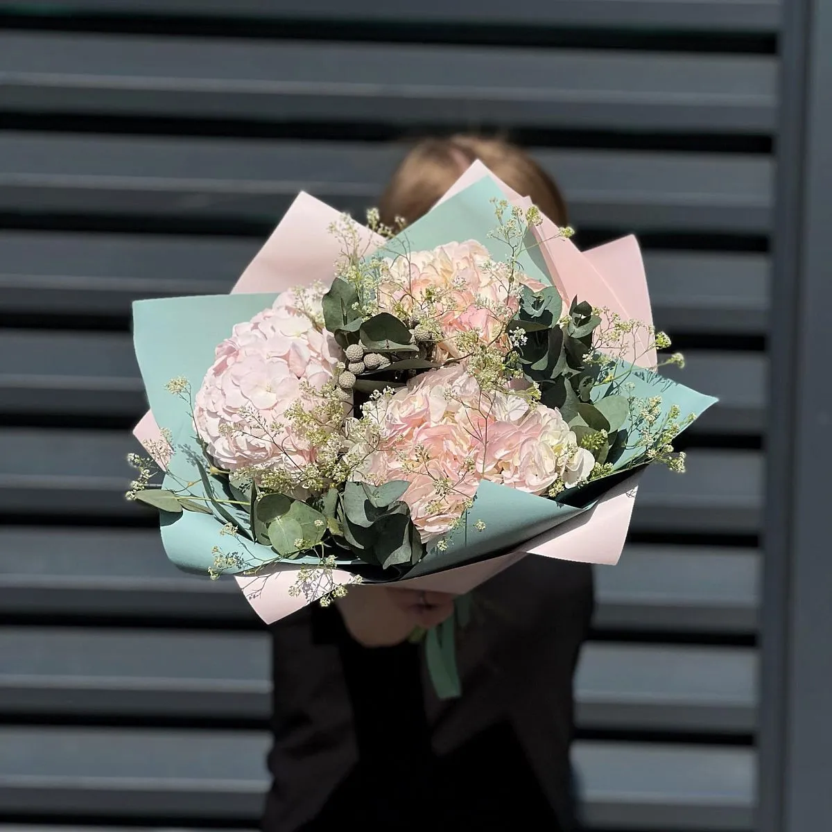 Огромный букет из гортензии, брунии и гипсофил