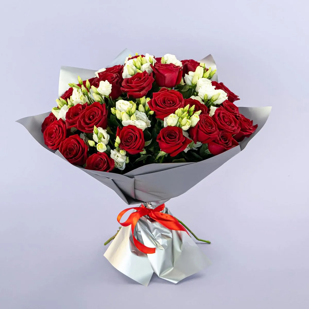 Букет из роз и белых эустом