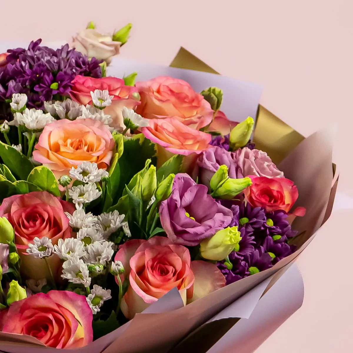 Букет из нежных роз, эустом и хризантем