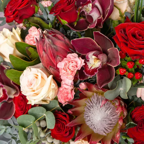 Букет из орхидеи, роз и протей