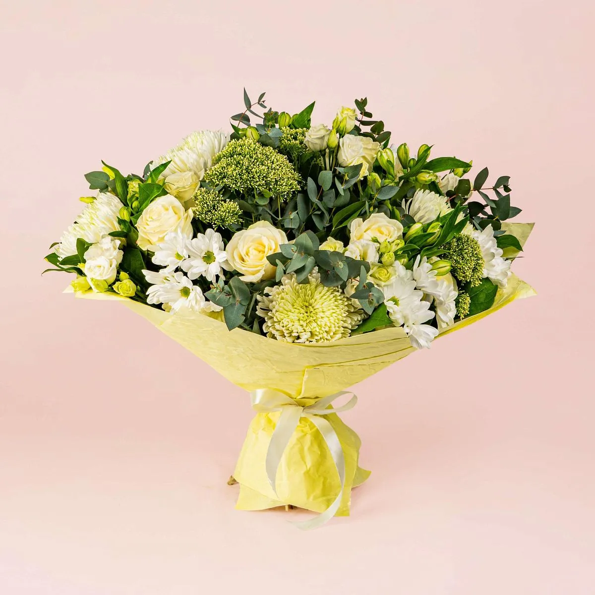 Белые хризантемы микс и розы