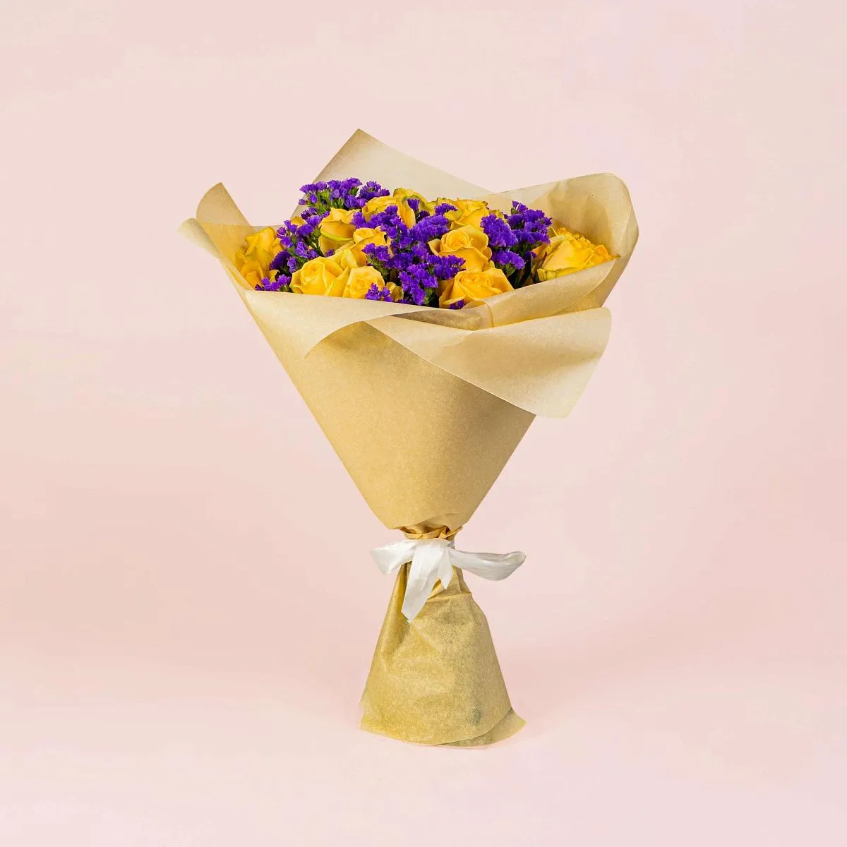 Букет из жёлтых роз и статицы