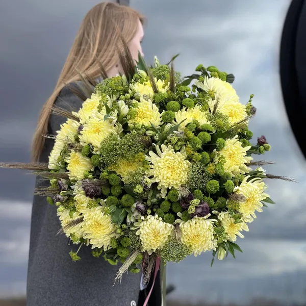 Букет из хризантем, эустом