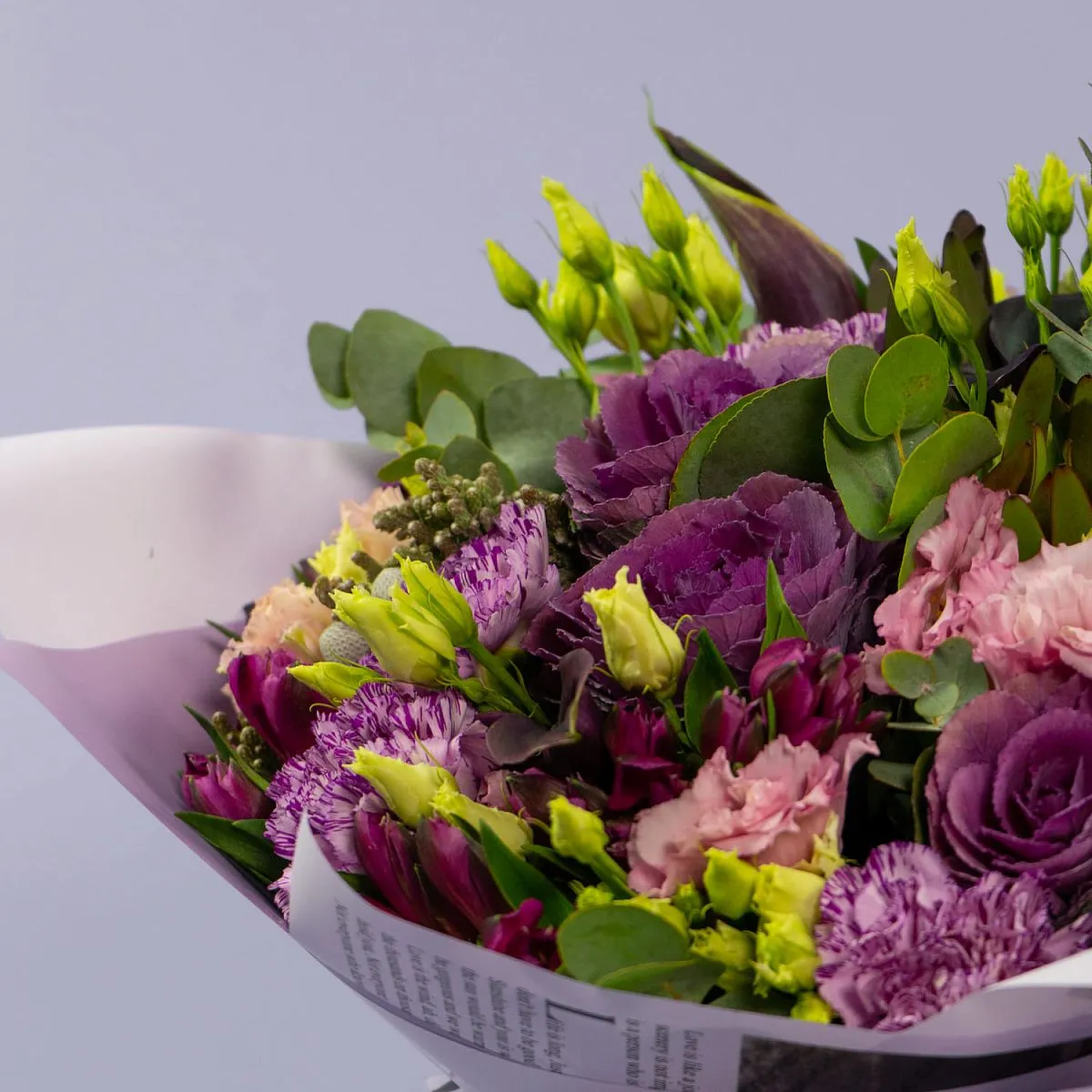 Букет из эустом, гвоздик и брассики