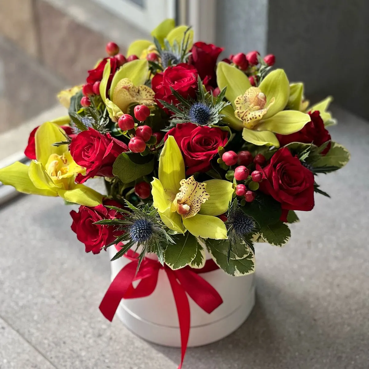 Розы, гиперикумы и эрингиумы в коробке