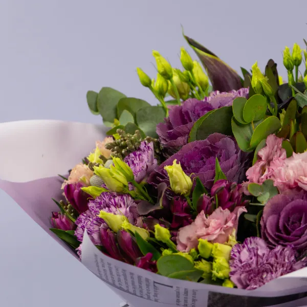 Букет из эустом, гвоздик и брассики