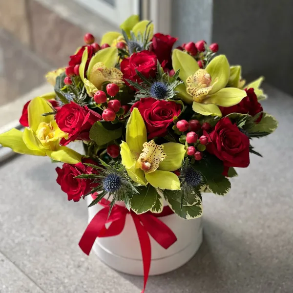 Розы, гиперикумы и эрингиумы в коробке