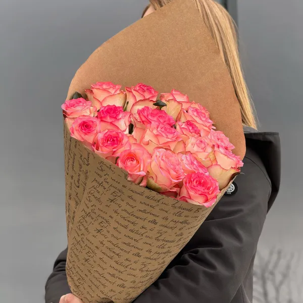 Букет из 19 розово-белых роз (70 см)