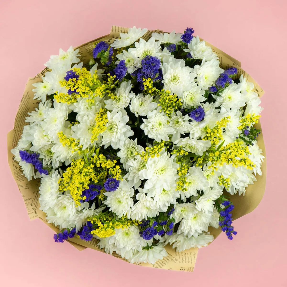 Букет из хризантем, статицы и солидаго