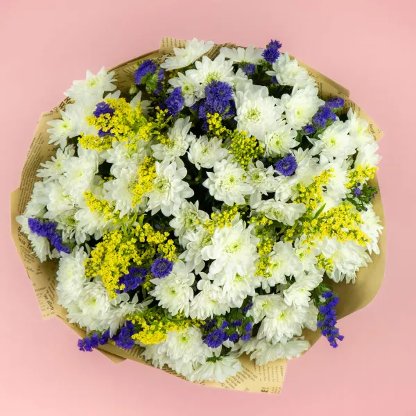 Букет из хризантем, статицы и солидаго