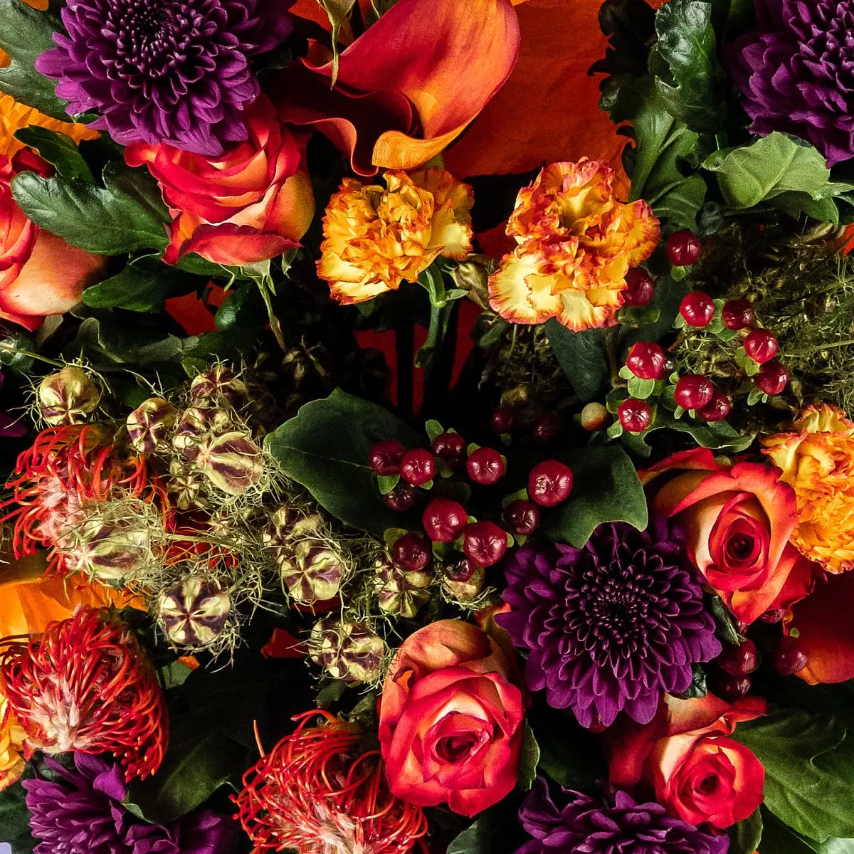 Розы, хризантемы и гвоздики в коробке