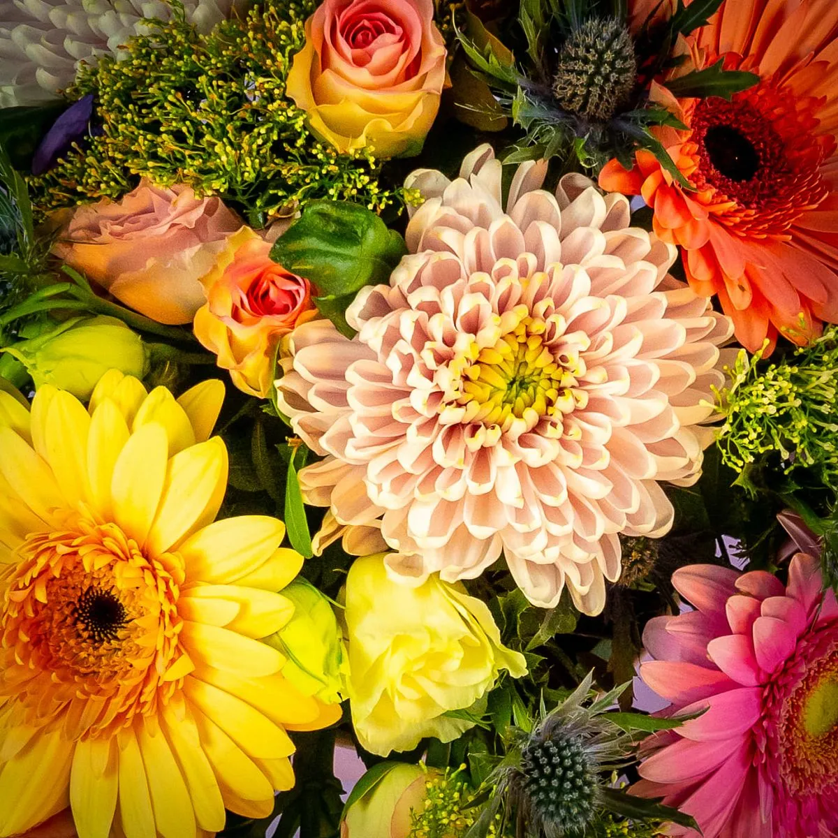 Герберы, альстромерии, розы в коробке