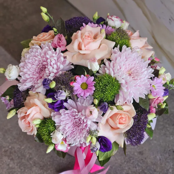 Розы, хризантемы и эустомы в коробке