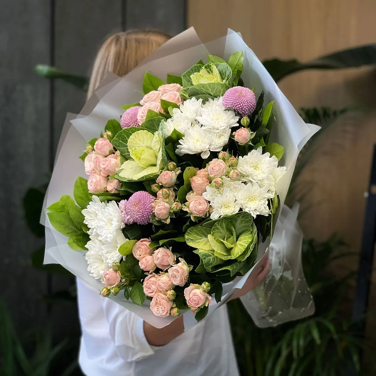 Огромный букет из хризантем, роз и брасики