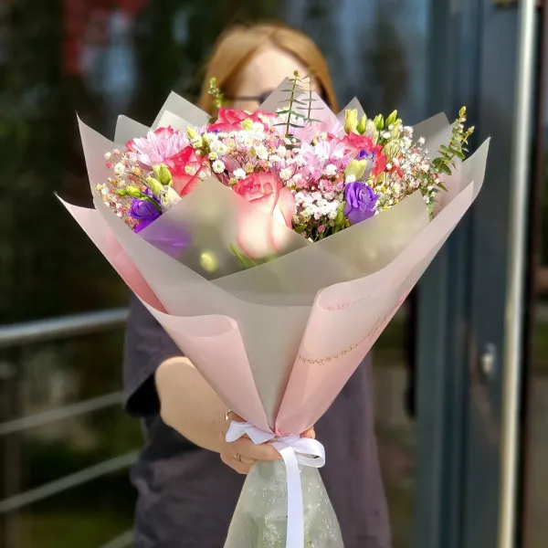 Букет из роз, гипсофил и эустом