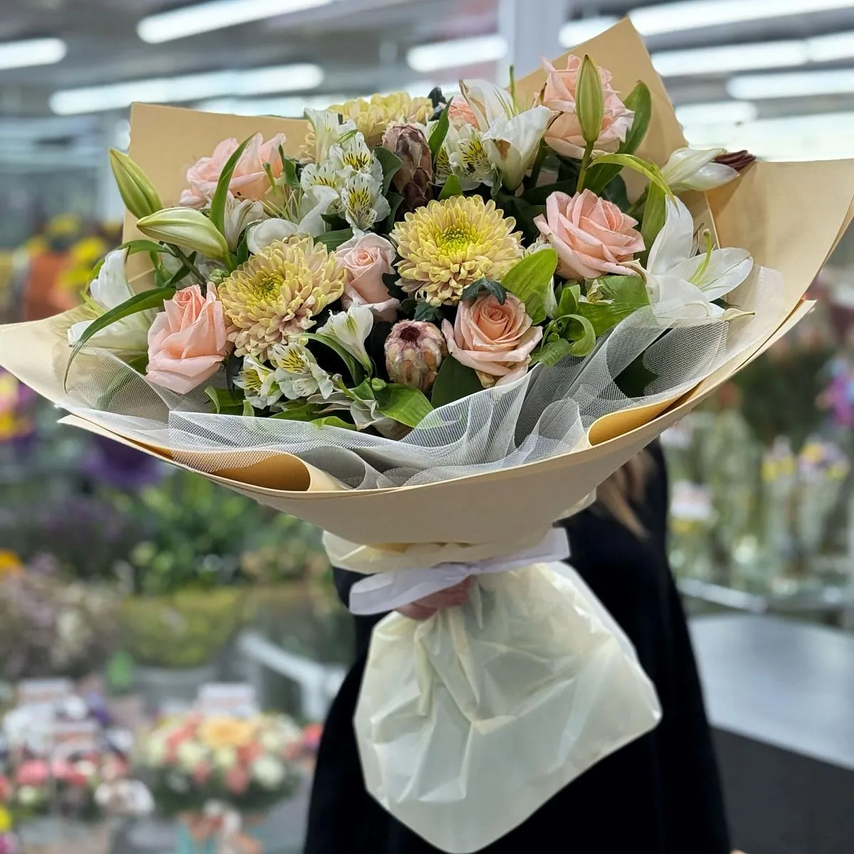 Огромный букет из хризантем, роз и альстромерии