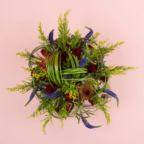 Розы, протея и вероника в коробке