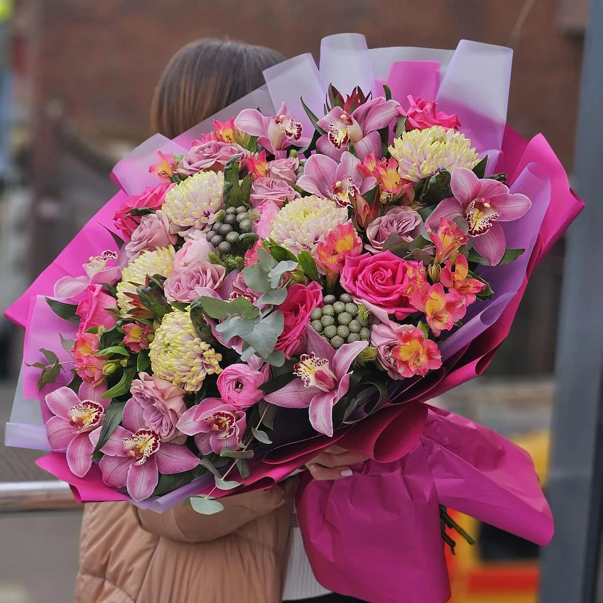 Букет роз, ранункулюсов и аспидистр