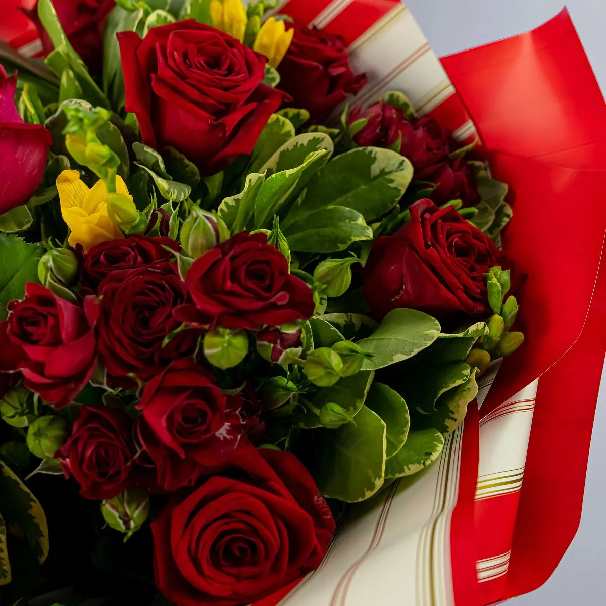 Букет из роз микс и фрезий