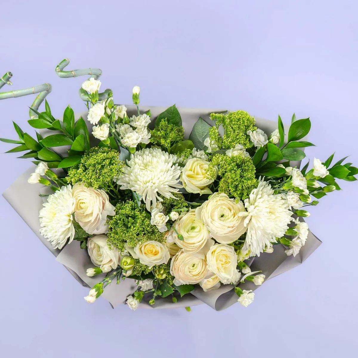 Букет из роз, ранункулюсов и гвоздик