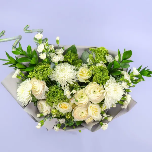 Букет из роз, ранункулюсов и гвоздик