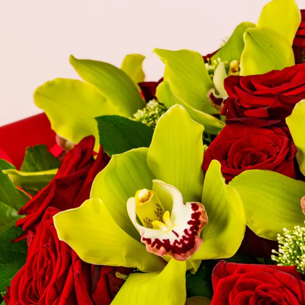 Букет из орхидей и роз