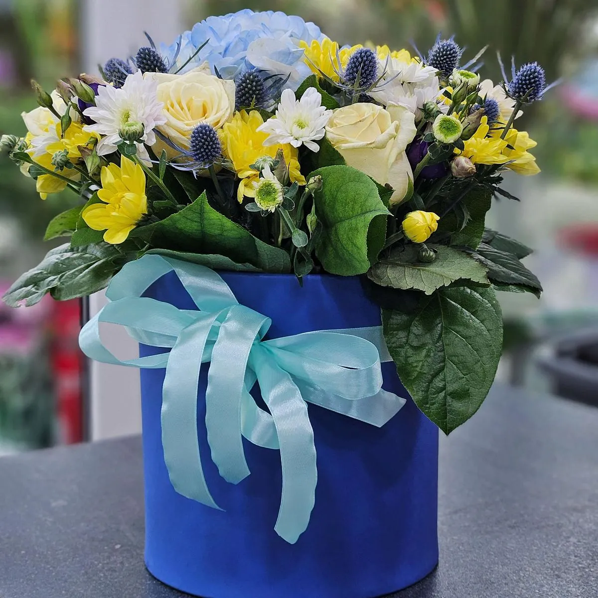 Розы, эустомы и хризантемы в коробке