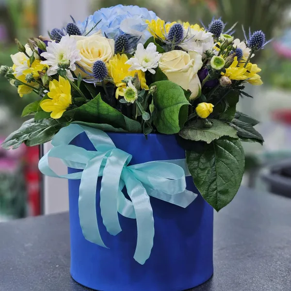 Розы, эустомы и хризантемы в коробке