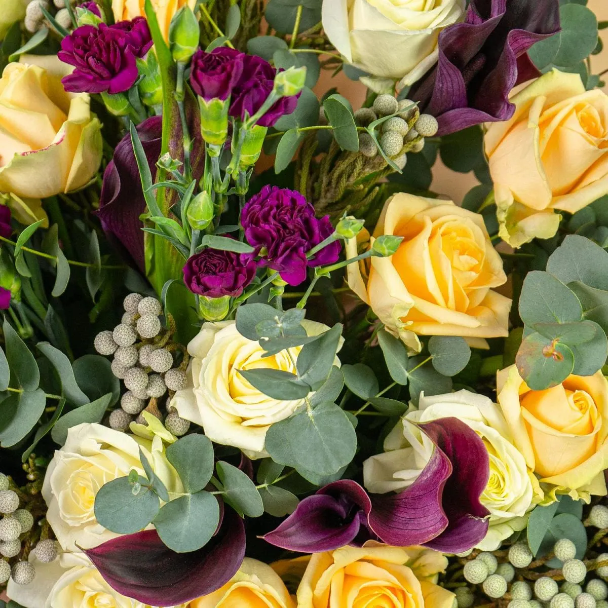 Букет из роз, калл и гвоздик