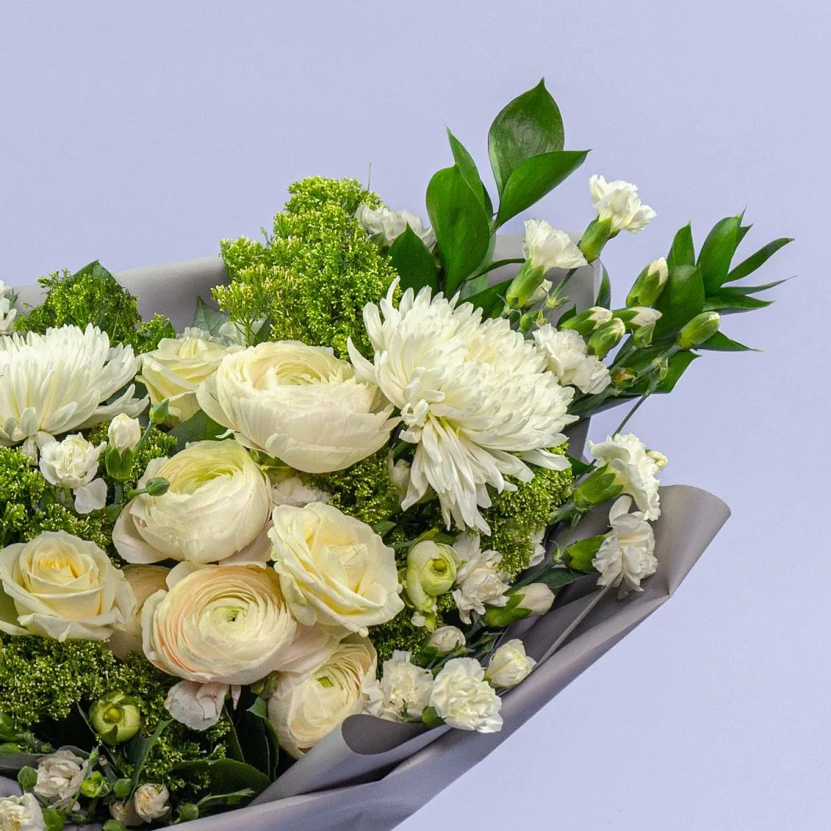 Букет из роз, ранункулюсов и гвоздик