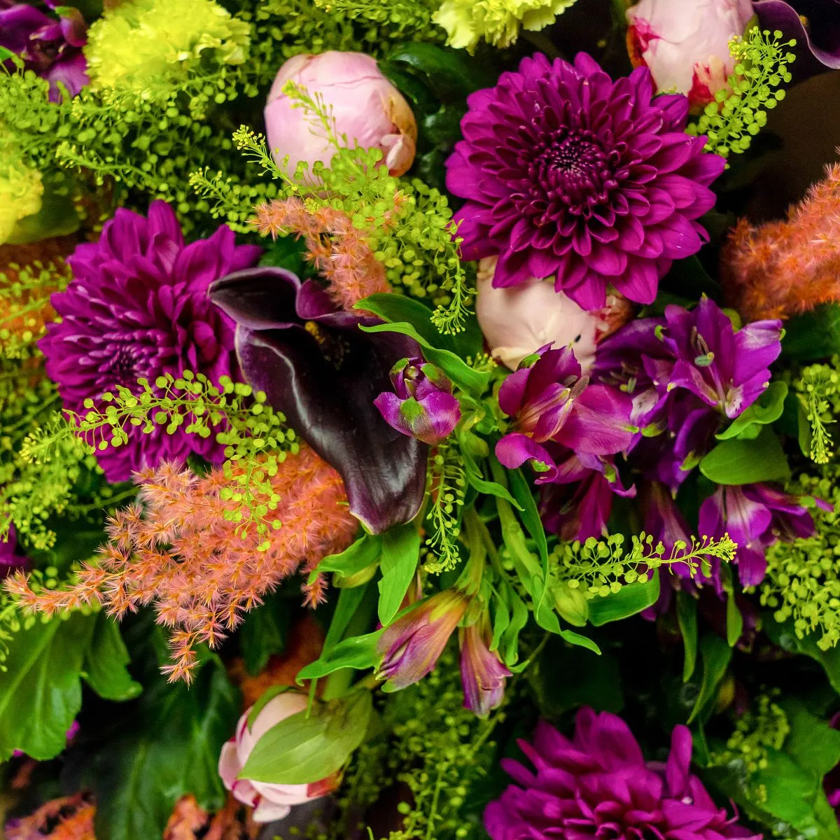 Букет их хризантем, альстромерий, пионов