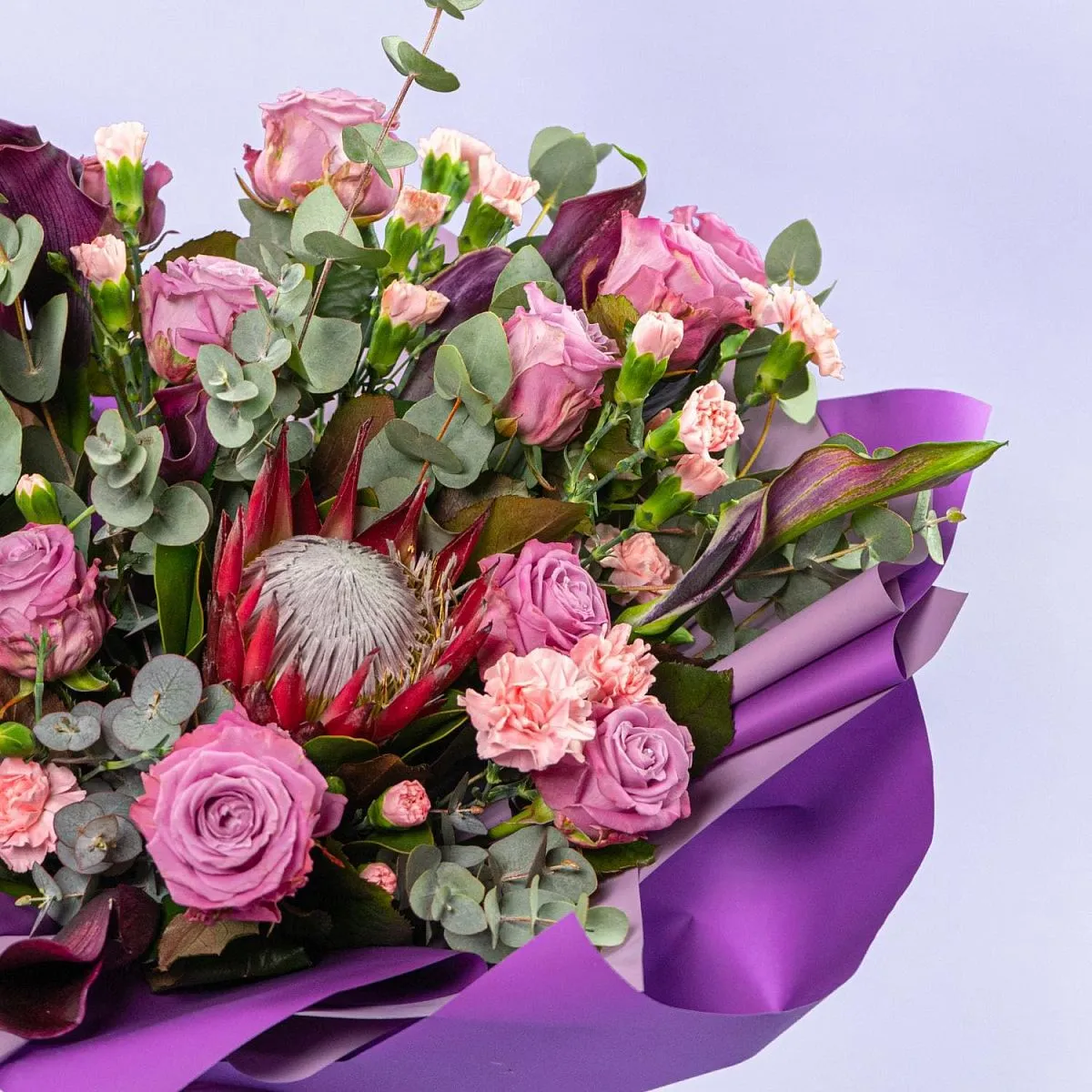 Букет из роз, гвоздик и протеи