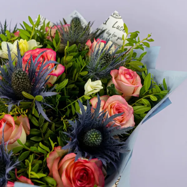 Букет из нежных роз и эрингиумов