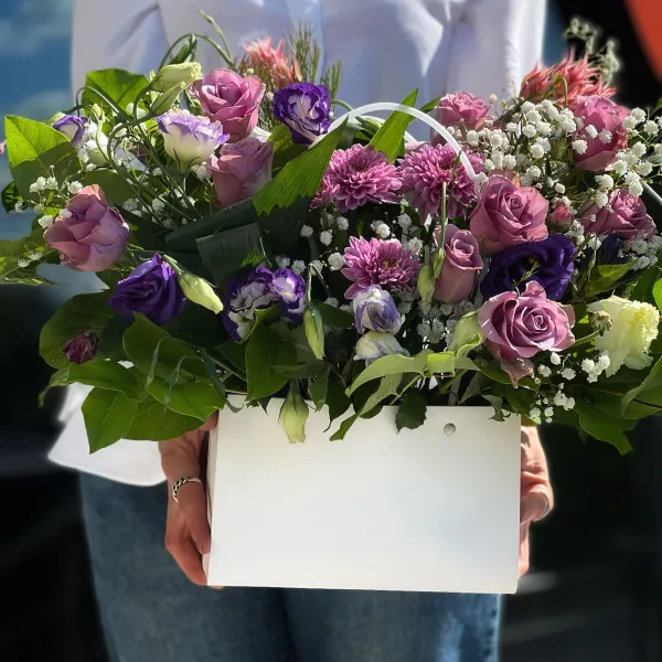 Розы, клематис и гентиана в коробке