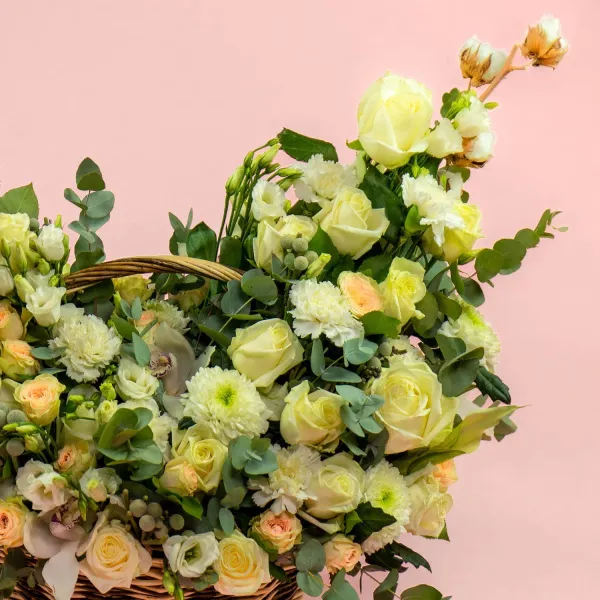 Розы микс и хлопок в корзине