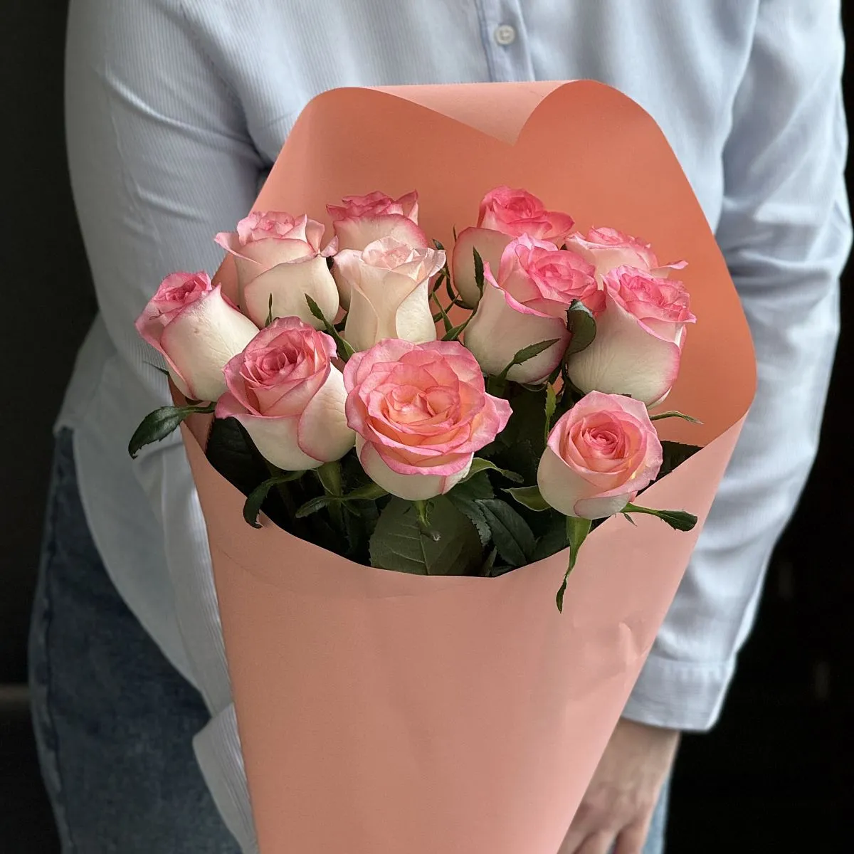 Букет из 11 розово-белых роз (70 см)