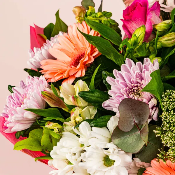 Букет из хризантем микс и роз